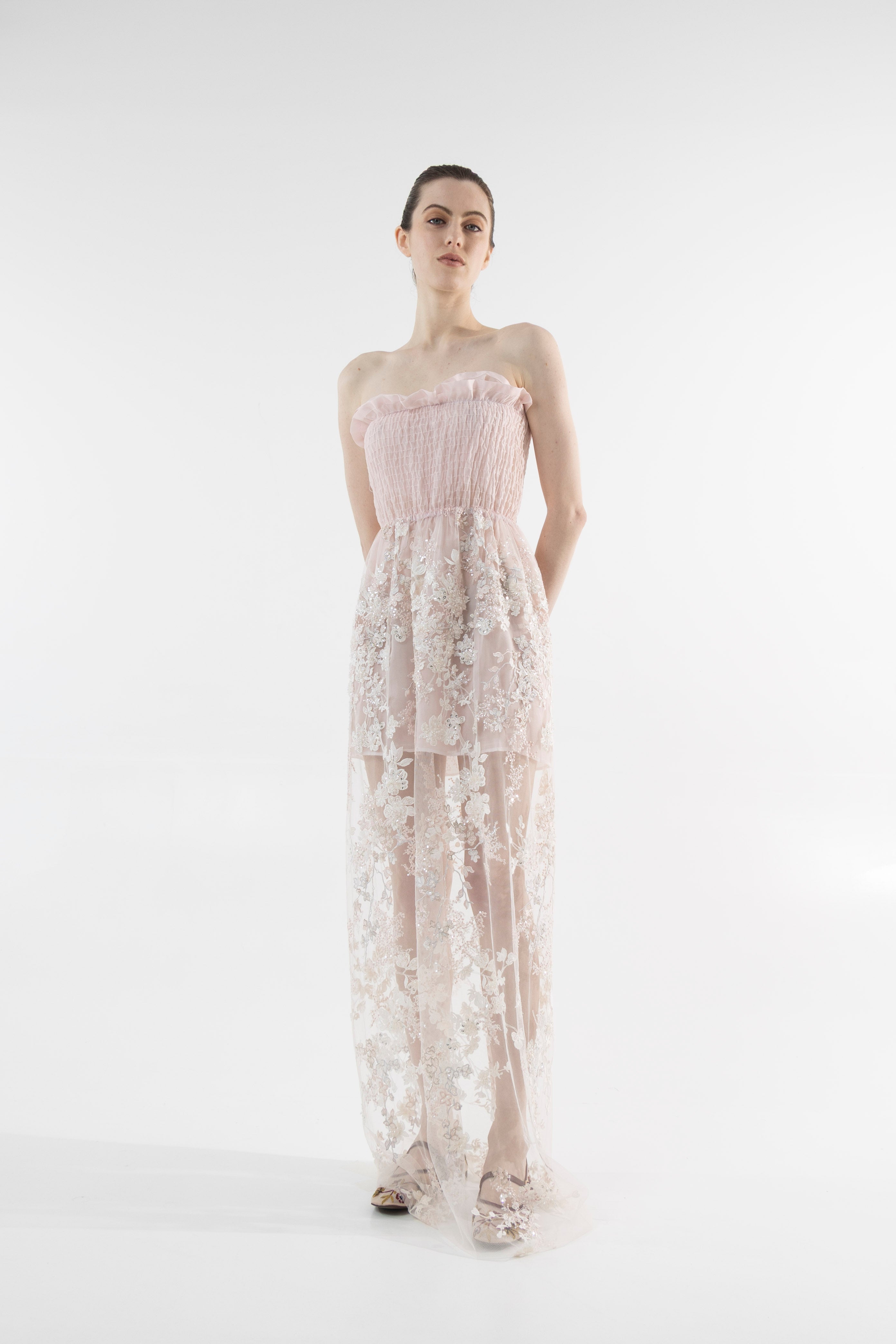 Robe longue en tulle rose brodée