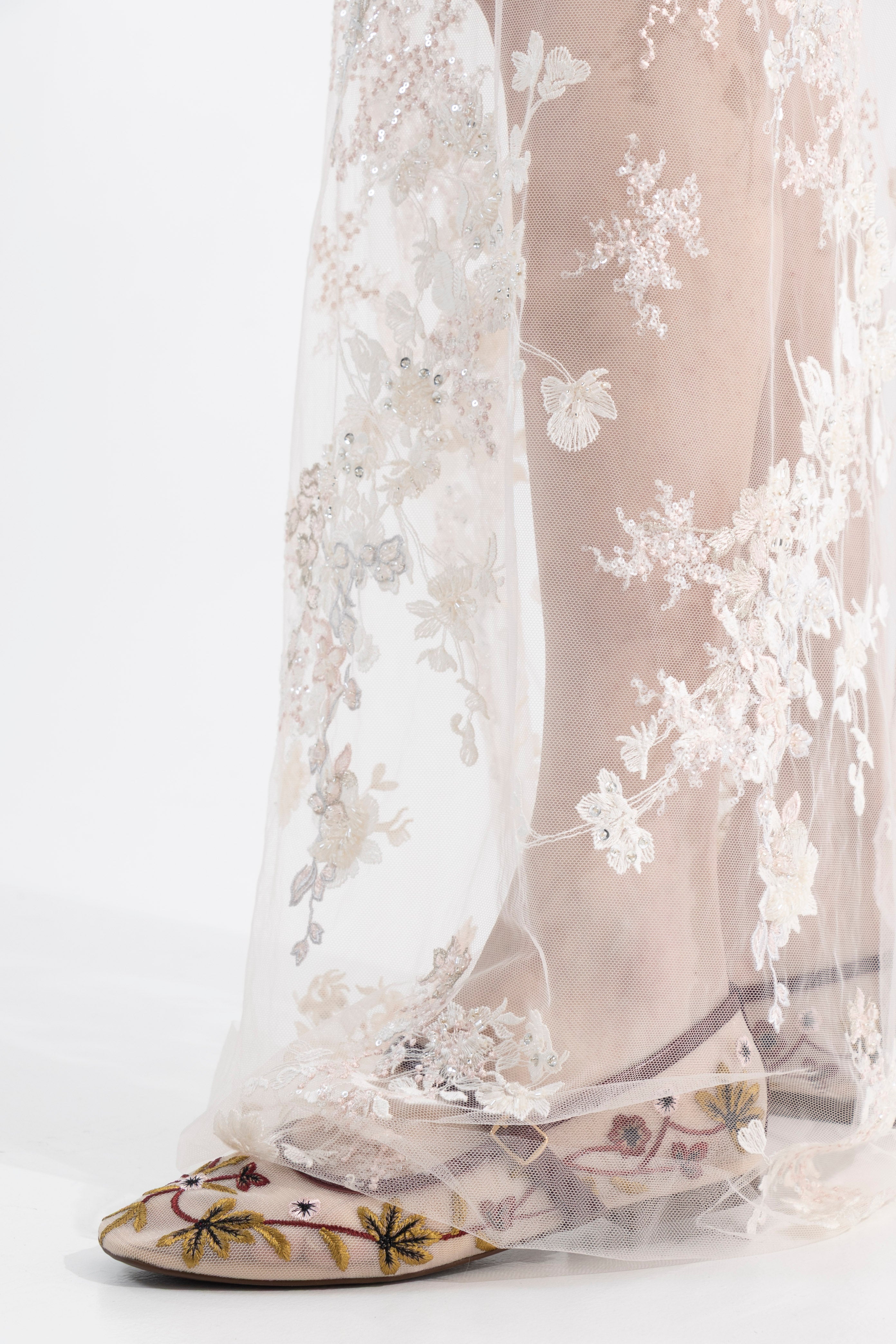 Robe longue en tulle rose brodée