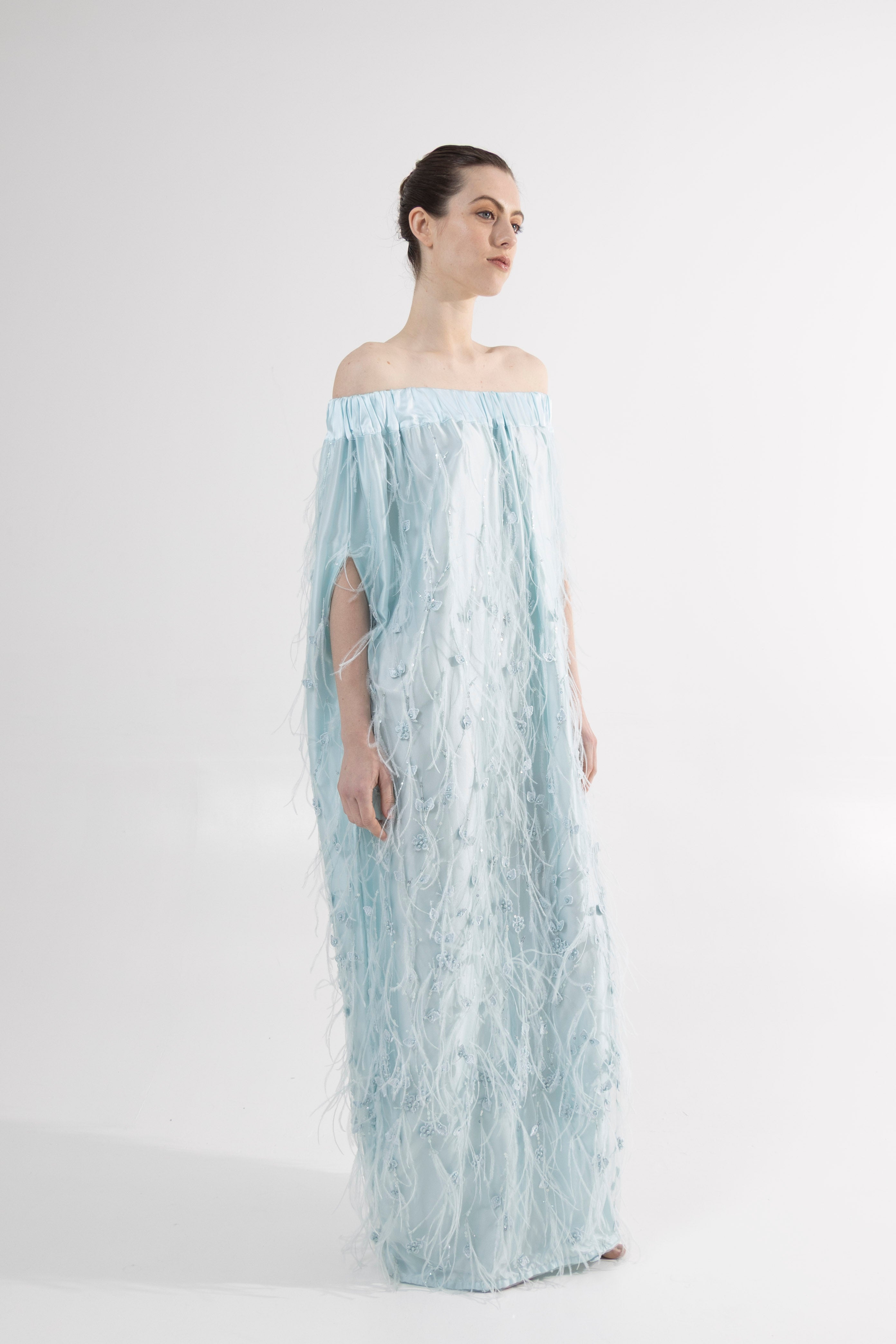 Robe Rianna en tulle brodé ornée de plumes bleues -Précommande