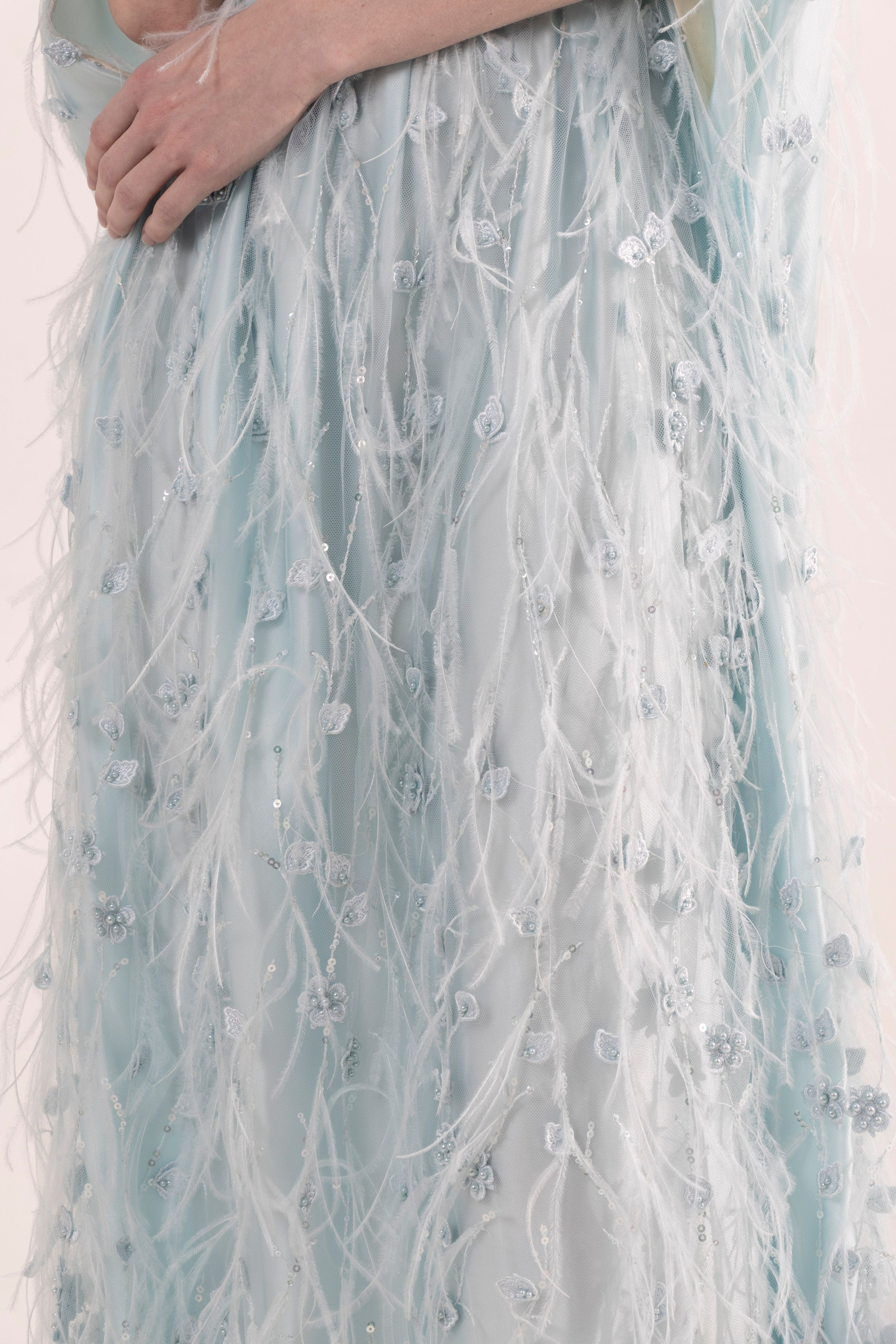 Robe Rianna en tulle brodé ornée de plumes bleues -Précommande