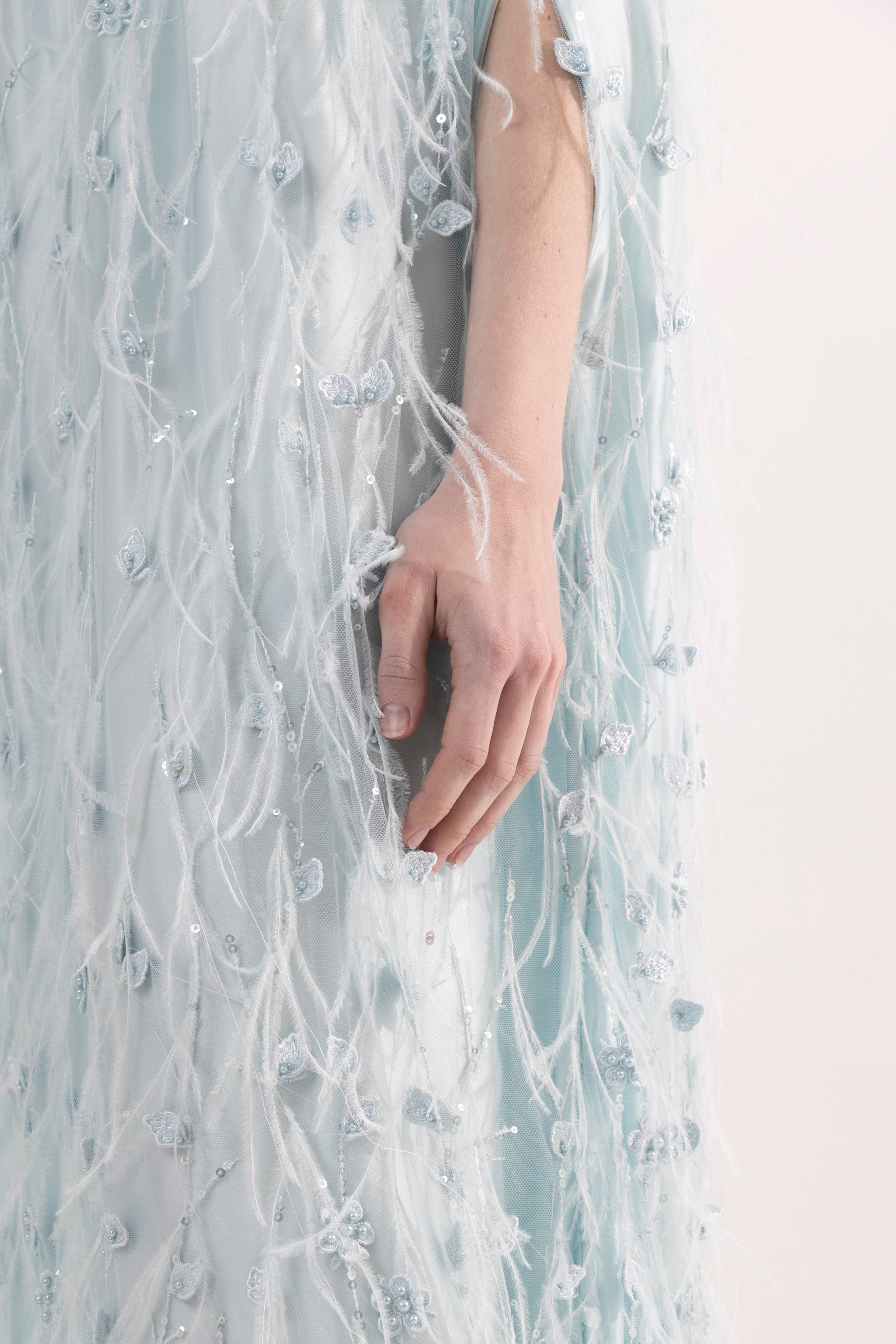 Robe Rianna en tulle brodé ornée de plumes bleues -Précommande