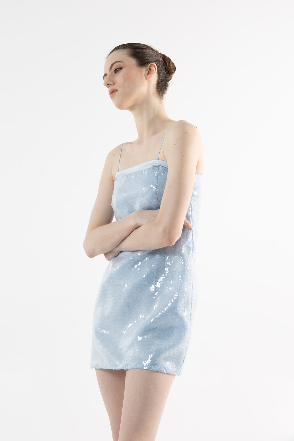 Robe courte bleue en soie à paillettes
