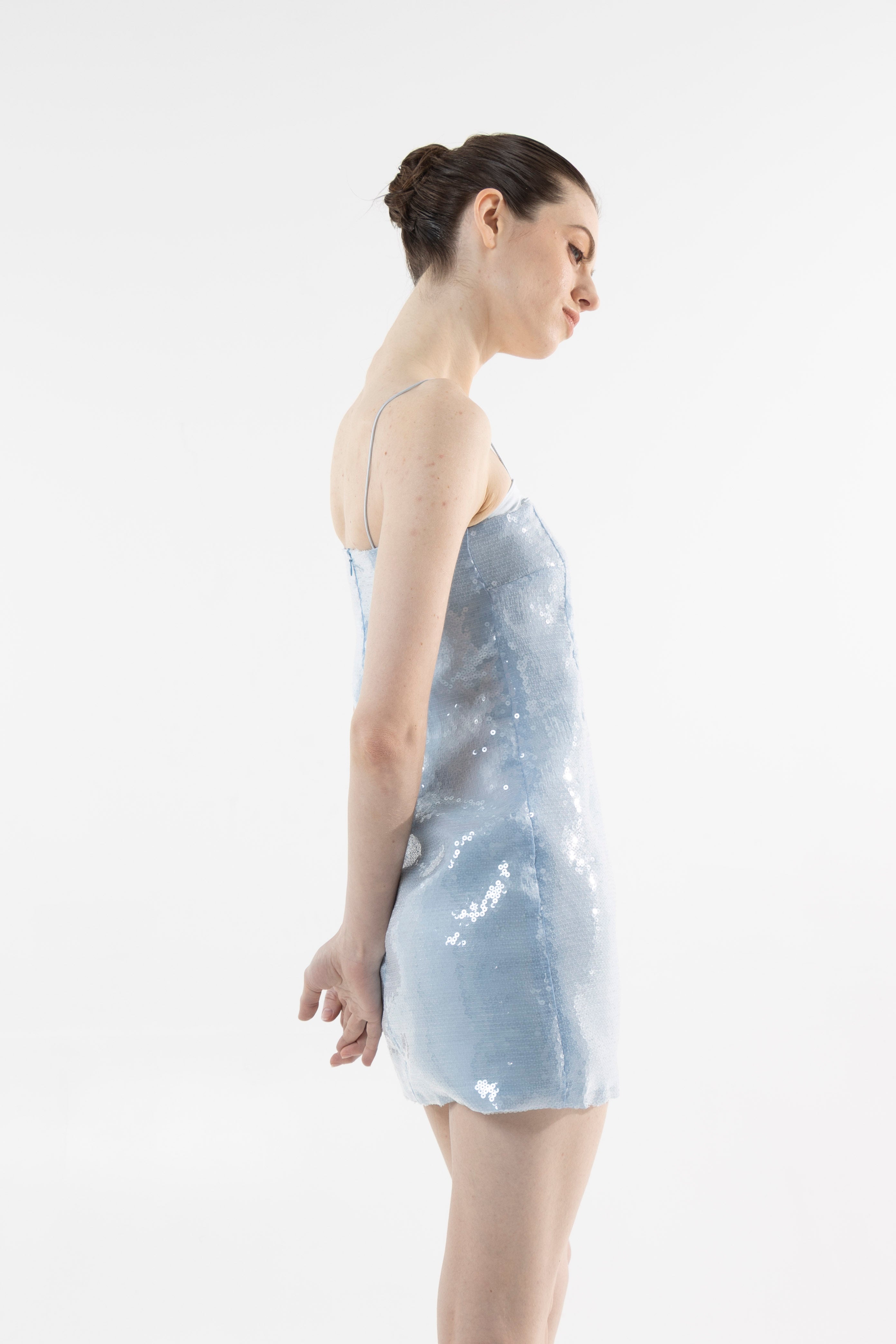 Robe courte bleue en soie à paillettes