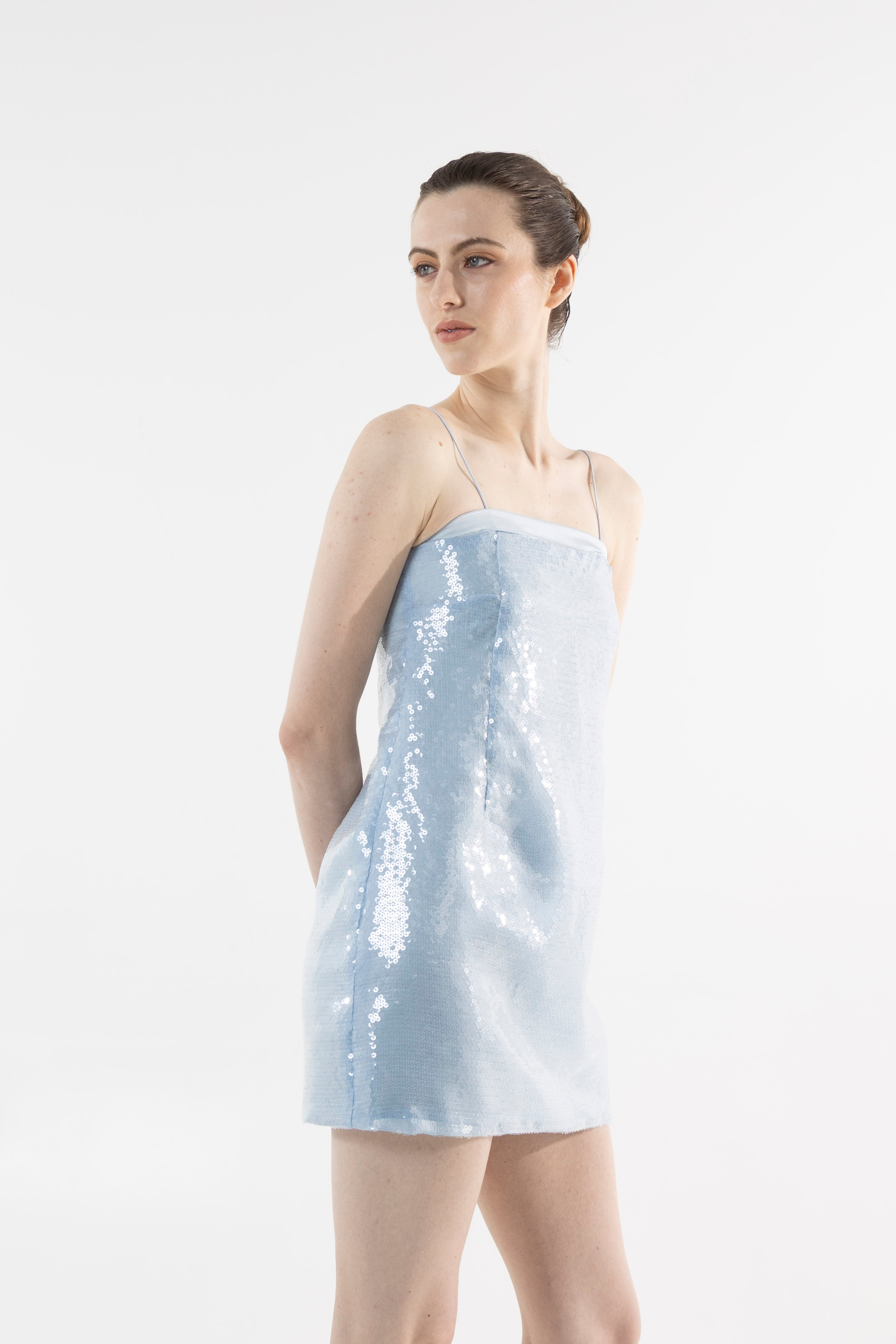 Robe courte bleue en soie à paillettes