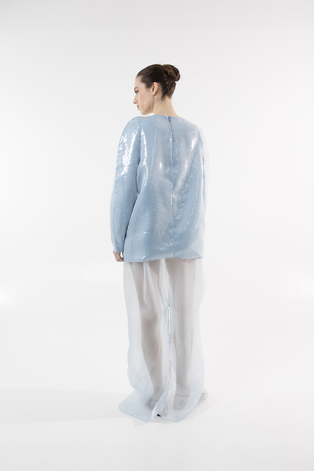 Robe longue bleue en soie à paillettes