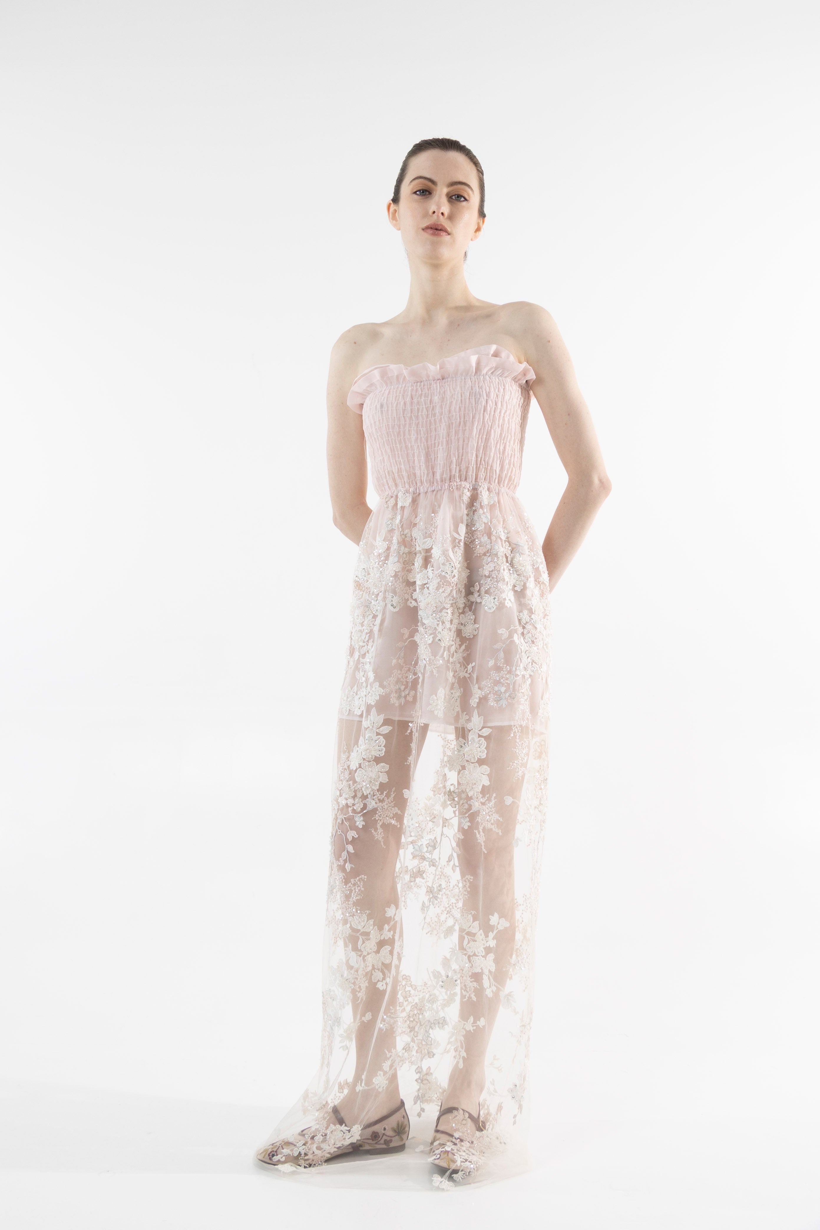 Robe longue en tulle rose brodée