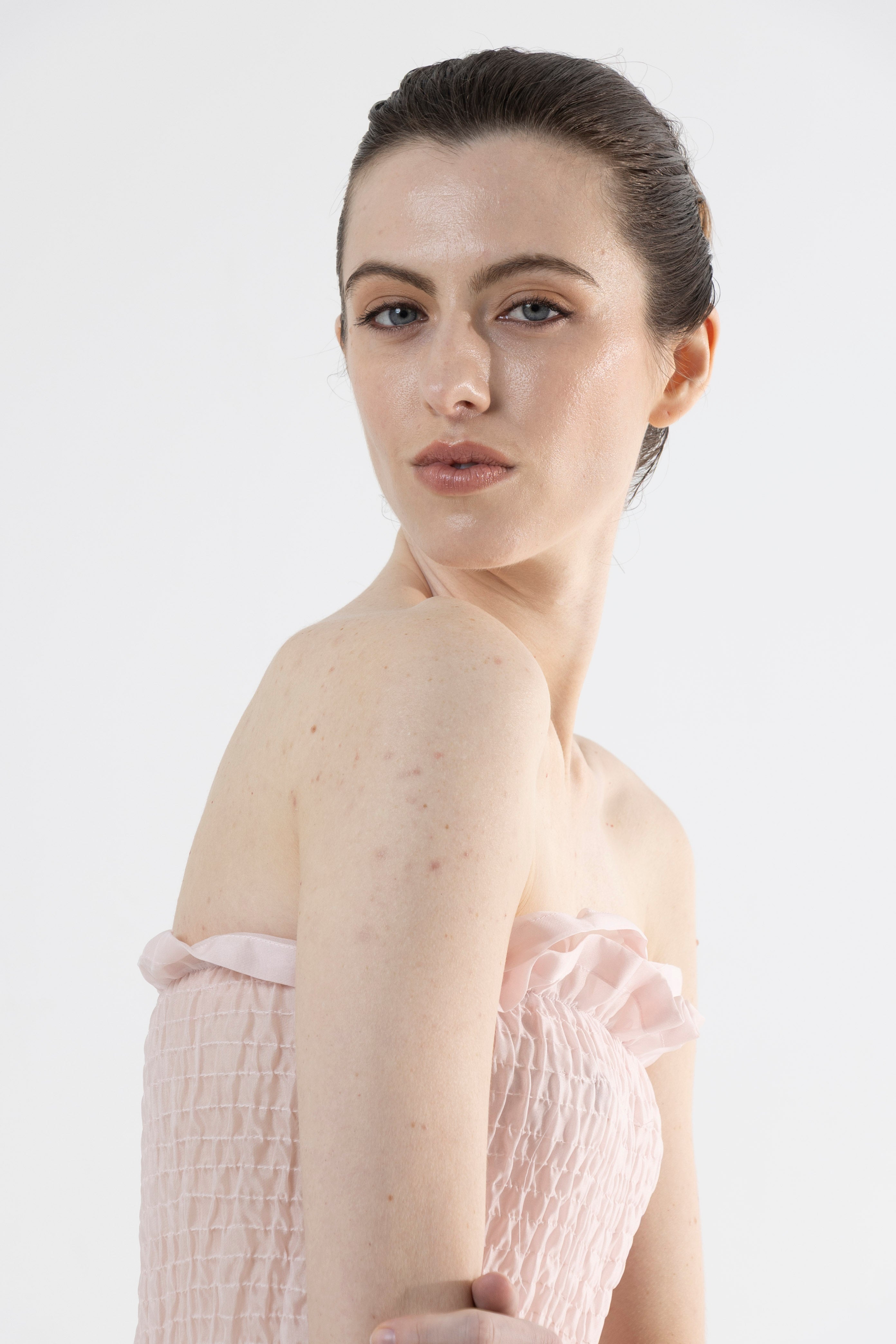 Robe longue en tulle rose brodée