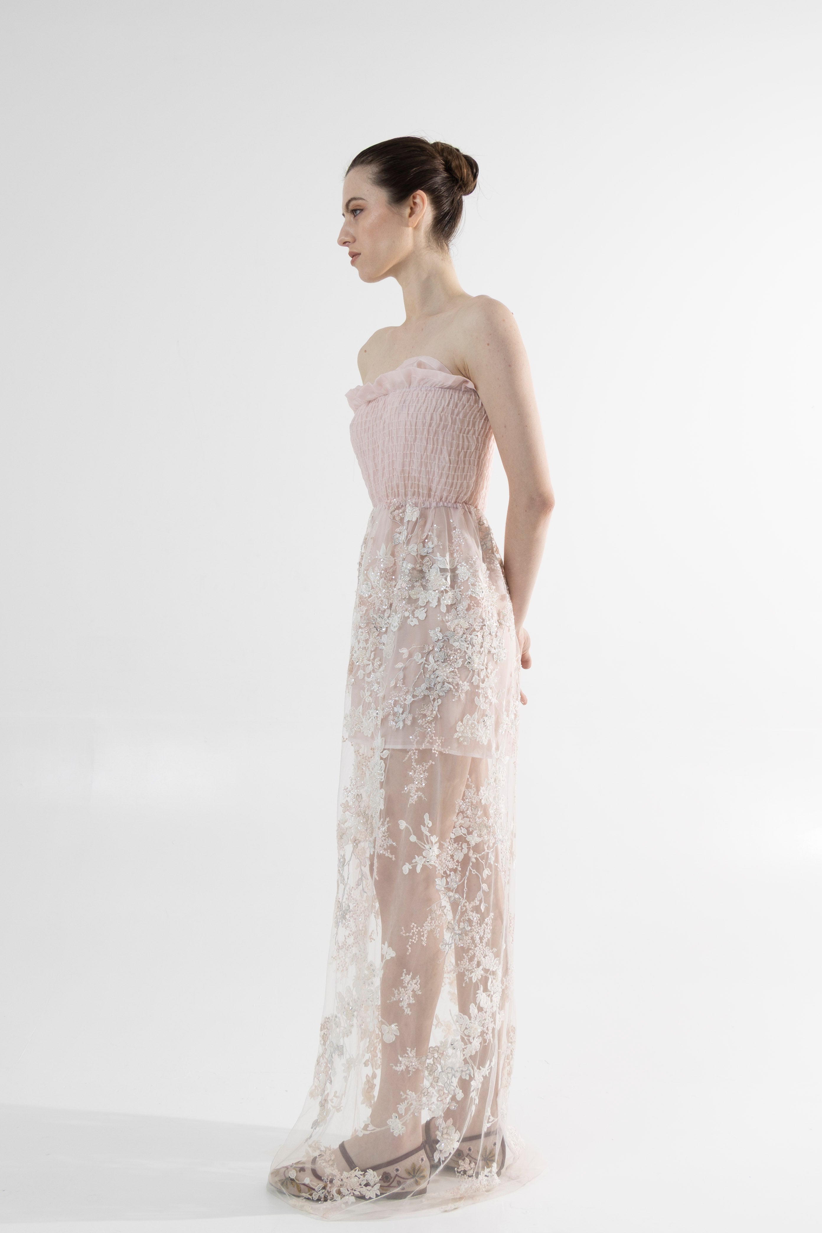 Robe longue en tulle rose brodée