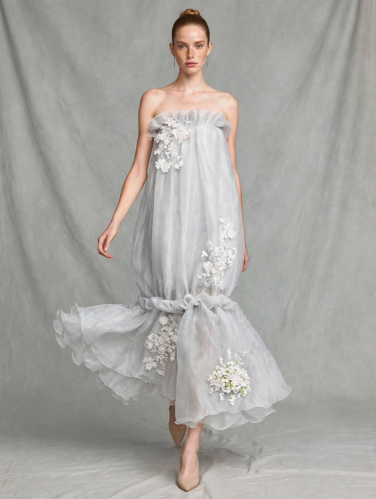 Robe en dentelle et organza à tulle brodé