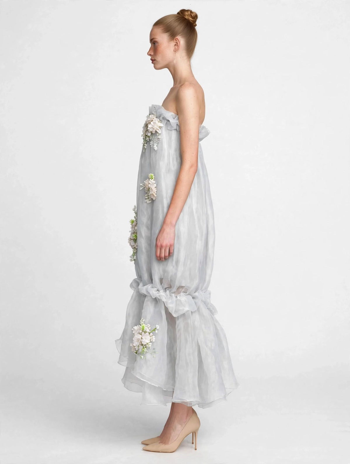 Robe en dentelle et organza à tulle brodé